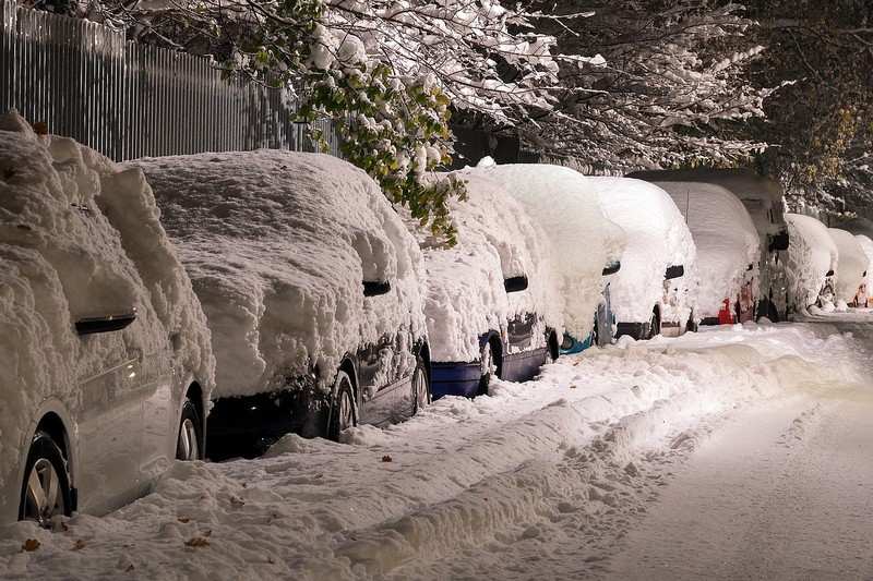 Voiture électrique en hiver sous la neige