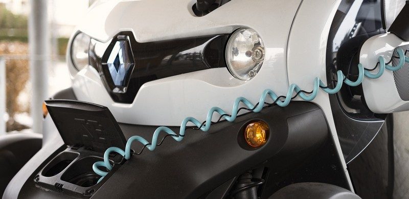 Une Renault Twizy branchée