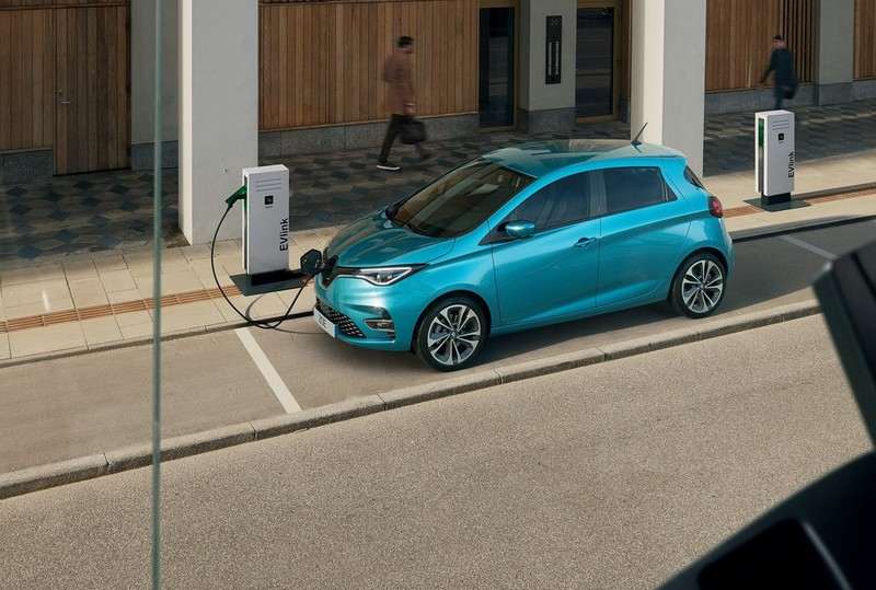 Une ZOE 2 se recharge