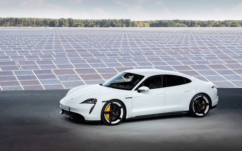 Porsche Taycan et panneaux solaires