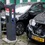 Une Nissan Leaf 2 et une Volkswagen e-Golf se rechargent à Amsterdam