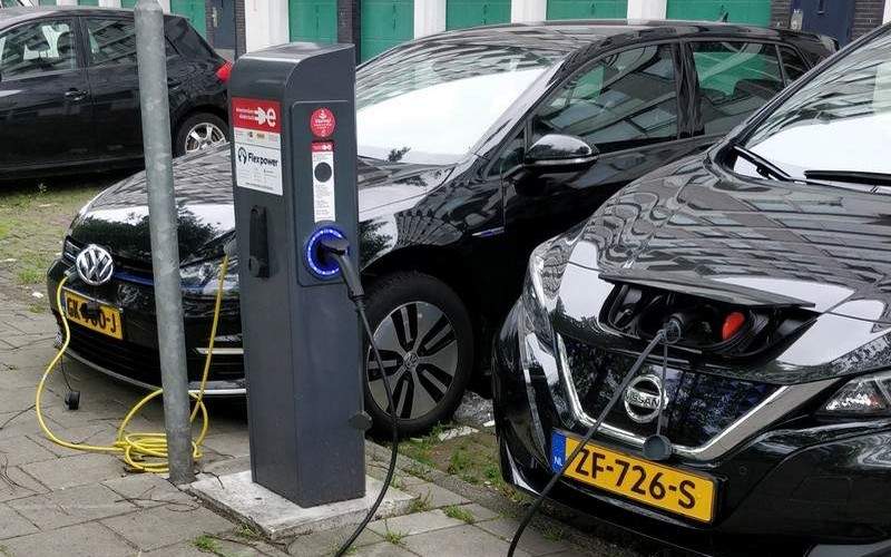 Une Nissan Leaf 2 et une Volkswagen e-Golf se rechargent à Amsterdam