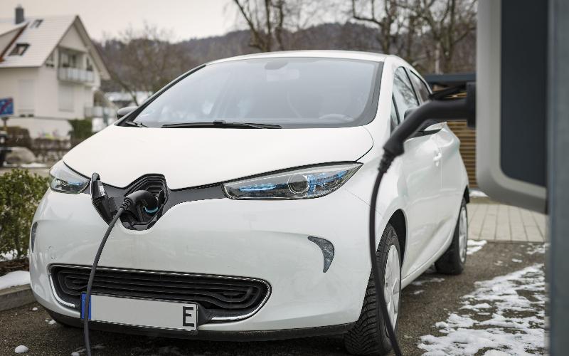 Une Renault Zoe se recharge