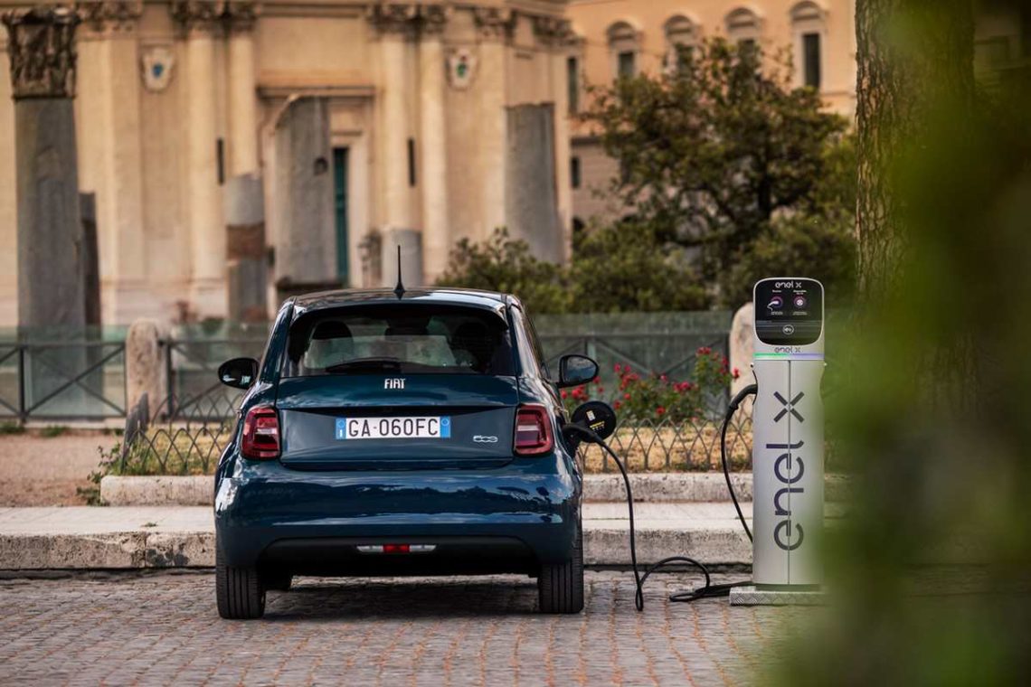 Fiat 500e branchée