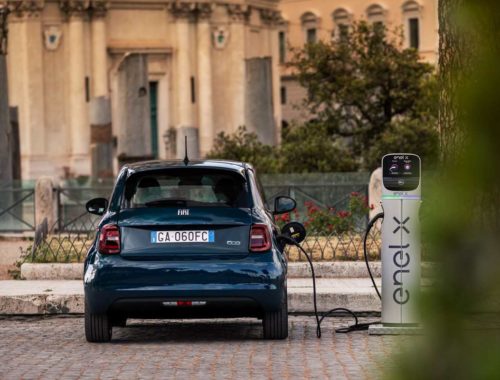 Fiat 500e branchée