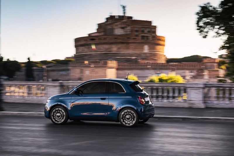 Fiat 500e roule en Italie