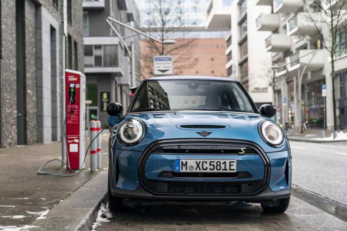 Mini Cooper SE branchée