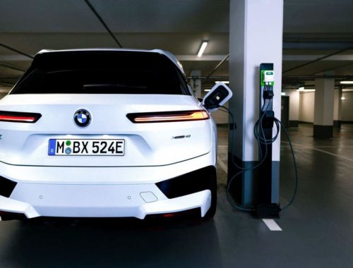 BMW iX se recharge dans un parking