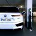 BMW iX se recharge dans un parking