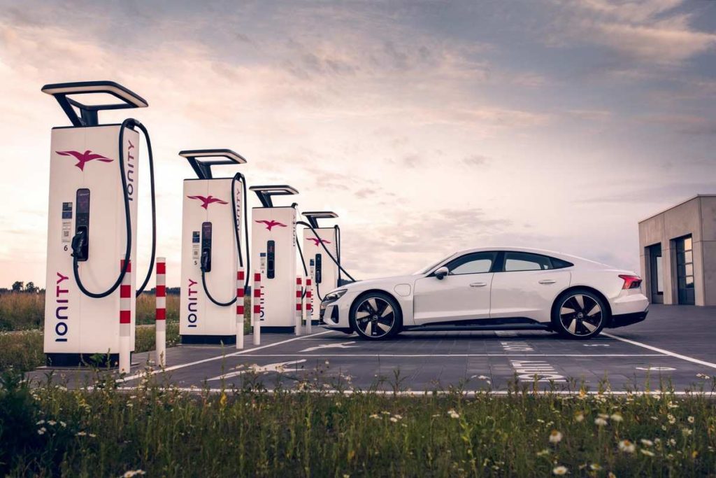 Audi e-tron GT et borne Ionity